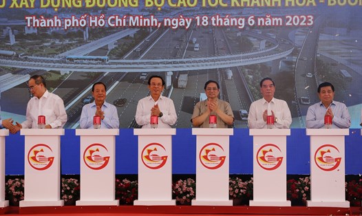 Thủ tướng Phạm Minh Chính cùng các đại biểu nhấn nút khởi công dự án Vành đai 3 và hai tuyến cao tốc.   Ảnh: Minh Quân
