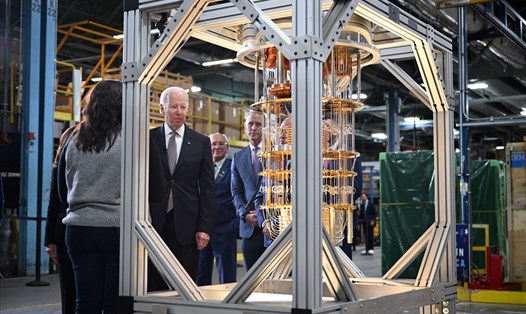 Tổng thống Mỹ Joe Biden thăm một máy tính lượng tử của IBM. Ảnh: AFP