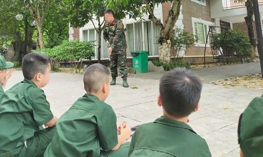 Một hoạt động trong học kỳ quân đội mà 2 con của chị P tham gia. Ảnh: NVCC