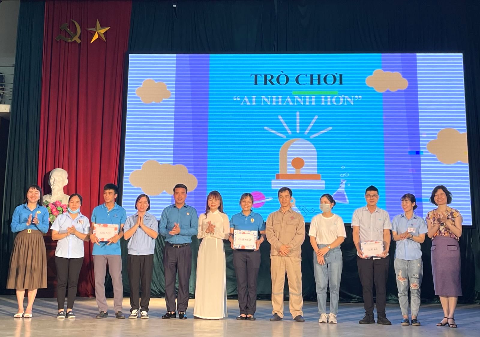 Đại diện Tổng LĐLĐVN và LĐLĐ tỉnh Hưng Yên trao giải thưởng cho các đội chơi tại Diễn đàn. Ảnh: Huyền Trang