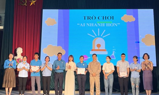 Đại diện Tổng LĐLĐVN và LĐLĐ tỉnh Hưng Yên trao giải thưởng cho các đội chơi tại Diễn đàn. Ảnh: Huyền Trang