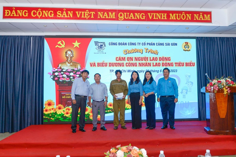 Công đoàn Cảng Sài Gòn tặng quà cho công nhân có hoàn cảnh khó khăn. Ảnh: Công đoàn Cảng Sài Gòn