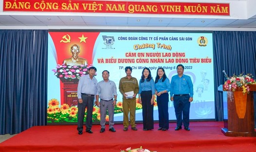 Công đoàn Cảng Sài Gòn tặng quà cho công nhân có hoàn cảnh khó khăn. Ảnh: Công đoàn Cảng Sài Gòn