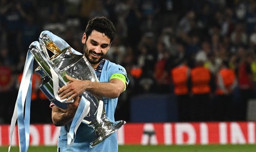 Ilkay Gundogan nâng cao danh hiệu Champions League cùng Man City.  Ảnh: AFP