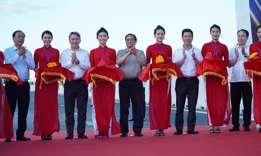 Thủ tướng Chính phủ Phạm Minh Chính cắt băng khánh thành cao tốc Nha Trang- Cam Lâm. Ảnh: Phương Linh