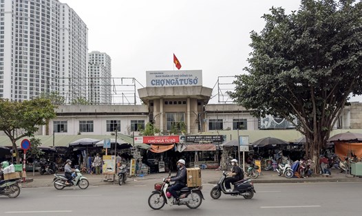 Chợ Ngã Tư Sở được xây dựng từ năm 1987 đang bị xuống cấp. Ảnh: Hanoi.gov
