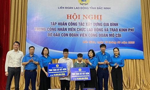 Liên đoàn Lao động tỉnh Bắc Ninh trao 2 sổ tiết kiệm cho 2 cháu con đoàn viên mồ côi. Ảnh: LĐLĐ tỉnh Bắc Ninh
