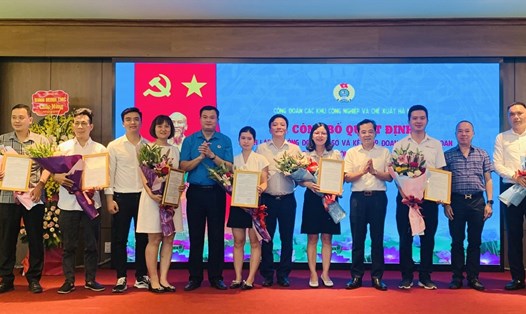Công đoàn các Khu công nghiệp và chế xuất Hà Nội trao Quyết định thành lập 6 Công đoàn cơ sở vào Tháng Công nhân năm 2023. Ảnh: Kiều Vũ