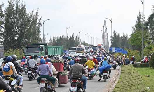 Ùn ứ giao thông cục bộ tại cầu Rạch Miễu (TP Mỹ Tho, tỉnh Tiền Giang). Ảnh: Thành Nhân