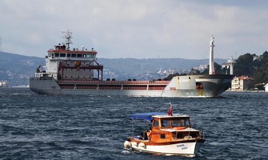 Một con tàu vận chuyển ngũ cốc từ Ukraina đi qua eo biển Bosphorus ở Istanbul, Thổ Nhĩ Kỳ, ngày 7.8.2022. Ảnh: Xinhua