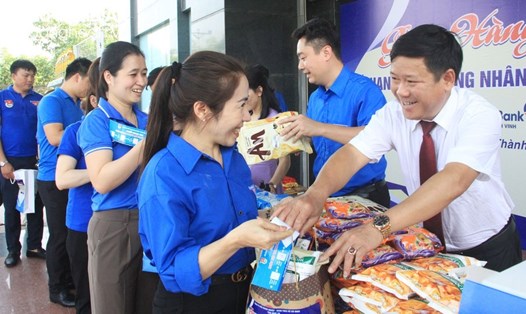 Các đơn vị tỉnh Nghệ An hưởng ứng Tháng Công nhân, hỗ trợ người lao động. 
Ảnh: Hải Đăng
