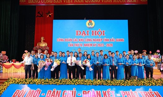 Ban Chấp hành Công đoàn các Khu công nghiệp tỉnh Bắc Giang khoá IV ra mắt đại hội. Ảnh: CĐ các KCN tỉnh Bắc Giang