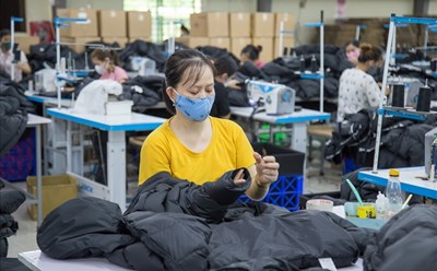 Nữ công nhân làm việc ở công ty may tại 1 cụm công nghiệp ở tỉnh Quảng Trị. Ảnh: Hưng Thơ.