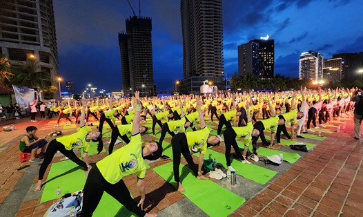 Gần 1.000 người đồng diễn yoga tại Đà Nẵng. Ảnh: Thùy Trang