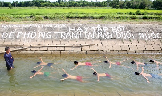 Ngăn đoạn kênh dạy bơi miễn phí cho trẻ ở tỉnh Quảng Trị. Ảnh: Hưng Thơ.
