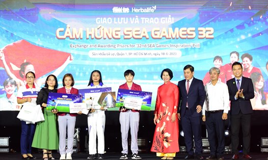 Các vận động viên nhận giải thưởng Cảm hứng SEA Games 32. Ảnh:  Hoàng Tùng
