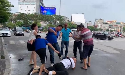 Phóng viên Đài Phát thanh và Truyền hình Hà Nội bị hành hung khi đang tác nghiệp. Ảnh: Cắt từ clip
