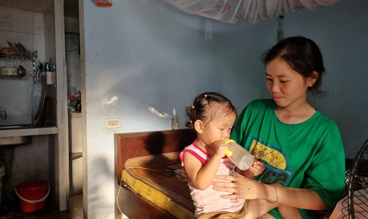 Chị Giàng Thị Trang đón con sau khi tan làm trở về phòng trọ. Ảnh: Lương Hà