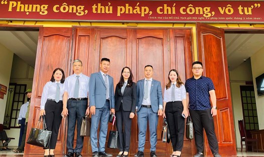 Luật sư Trần Hồng Phúc (giữa) và các đồng nghiệp bào chữa cho bà Lê Thị Dung tại phiên xử phúc thẩm. Ảnh: Hải Đăng