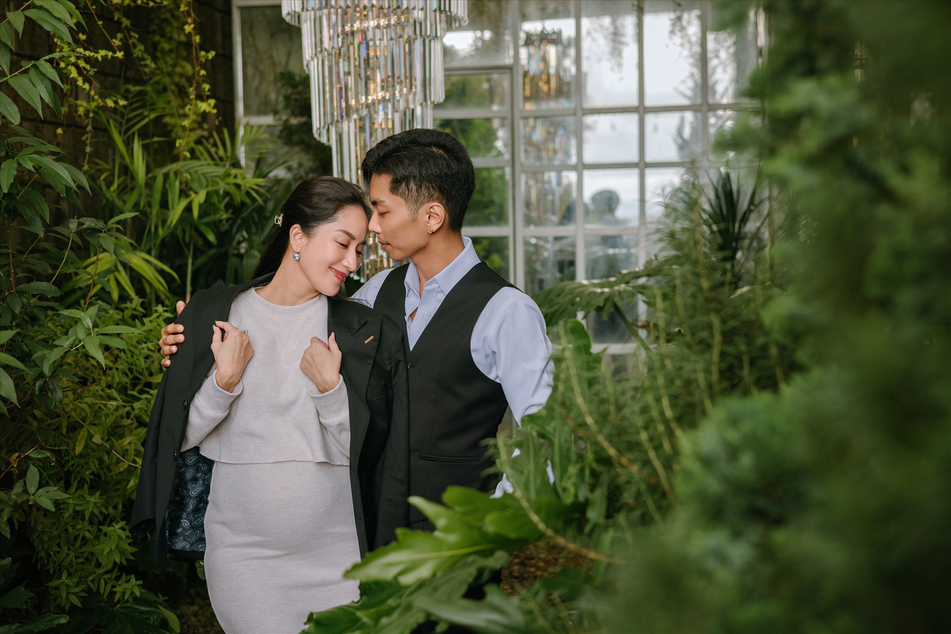 Vợ chồng Khánh Thi - Phan Hiển tình tứ trong bộ ảnh mới. Ảnh: Dati Studio