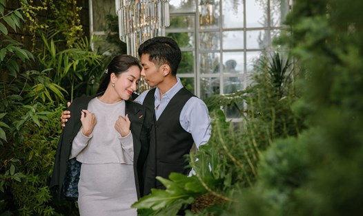 Vợ chồng Khánh Thi - Phan Hiển tình tứ trong bộ ảnh mới. Ảnh: Dati Studio