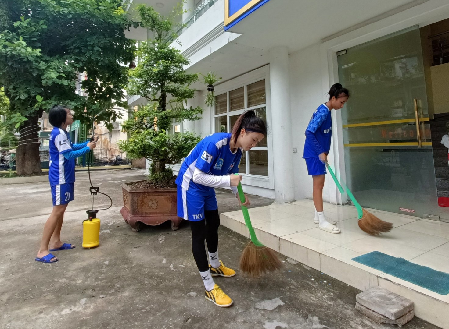 Các vận động viên Đội bóng đá nữ Than - Khoáng sản Việt Nam ra quân dọn vệ sinh môi trường. Ảnh: CĐ TKV