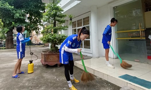 Các vận động viên Đội bóng đá nữ Than - Khoáng sản Việt Nam ra quân dọn vệ sinh môi trường. Ảnh: CĐ TKV