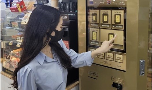 Khách hàng mua vàng miếng bằng máy bán hàng tự động tại một cửa hàng tiện lợi ở Seoul. Ảnh: GS Retail