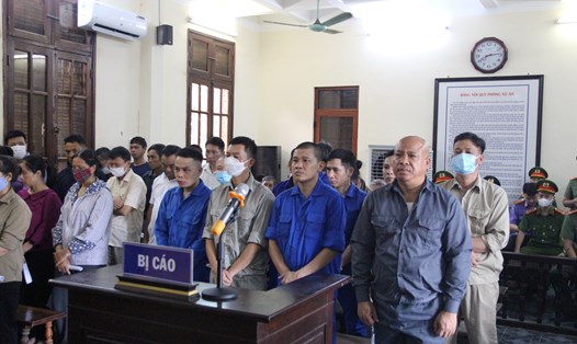 Phiên tòa xét xử nguyên Chủ tịch UBND thị trấn Cẩm Giang và Thủy "gỗ". Ảnh: Hà Vi
