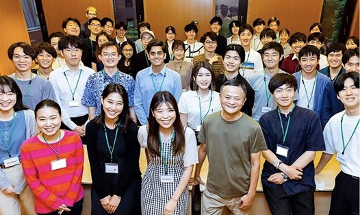 Tỉ phú Jack Ma (hàng trước, thứ ba từ phải sang) với một nhóm sinh viên quốc tế tham gia hội thảo đặc biệt “Đổi mới sáng tạo và Khởi nghiệp”. Ảnh: Weibo