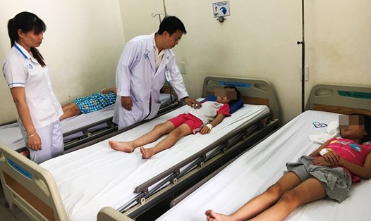 Hơn 60 học sinh nhập viện nghi ngộ độc thực phẩm tại TPHCM. Ảnh: Kim Đồng.