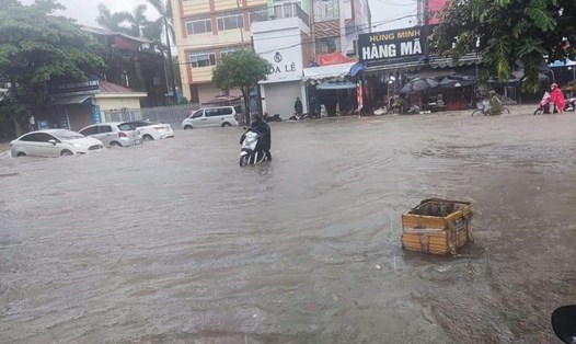 Mưa lớn nhiều tuyến đường ở Thái Nguyên ngập nặng. Ảnh: Hà Thanh