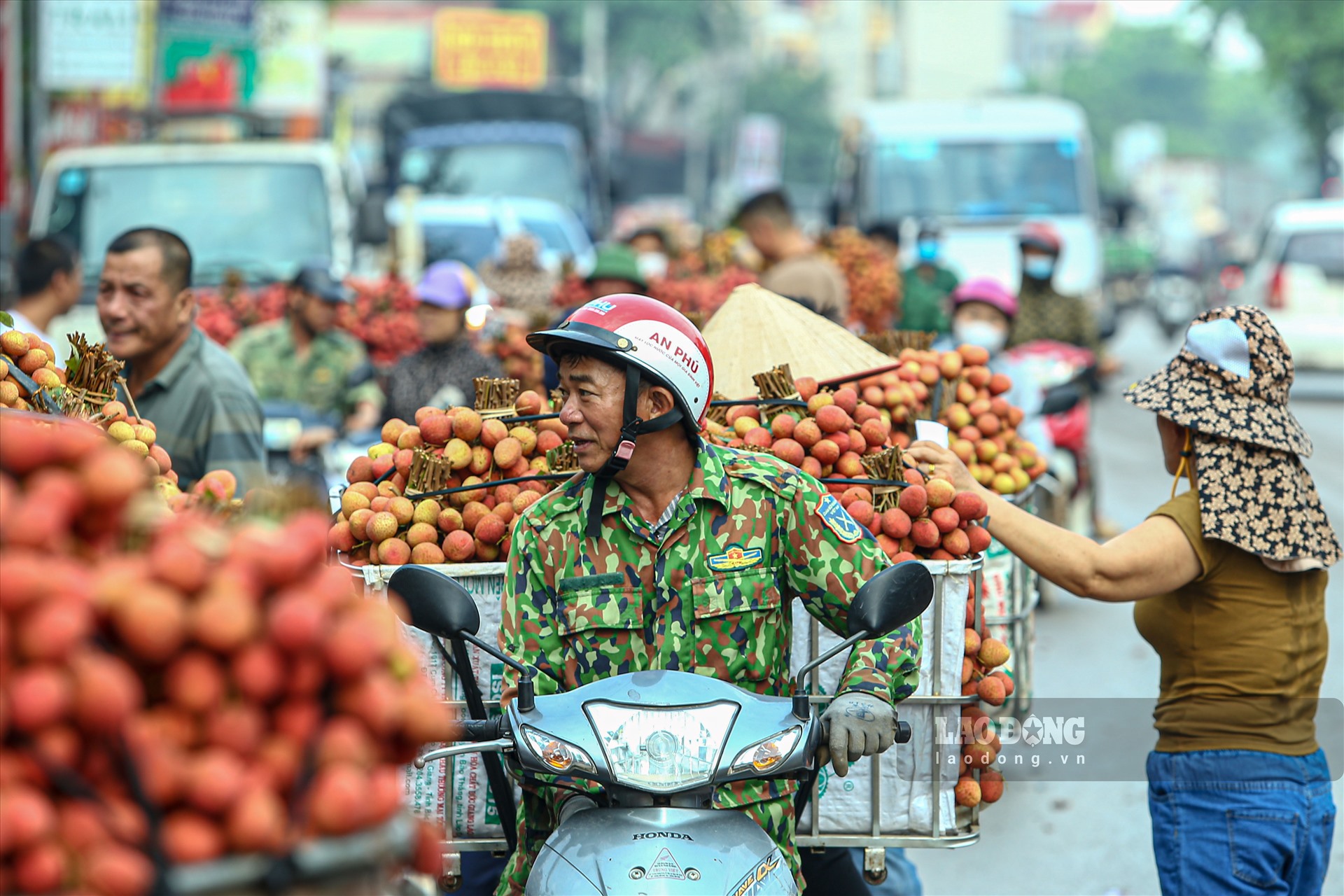 Người dân Lục Ngạn đưa vải đi tiêu thụ, tháng 6.2023. Ảnh: Vân Trường