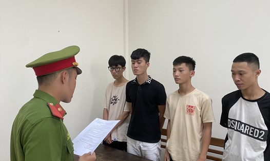 Cơ quan Cảnh sát điều tra Công an quận Sơn Trà tống đạt quyết định khởi tố bị can, bắt tạm giam các đối tượng. Ảnh Khánh Ngọc

