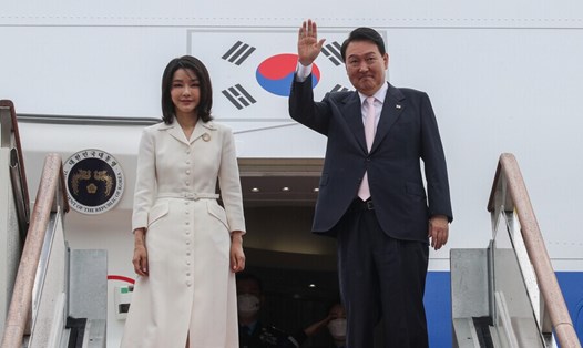 Tổng thống Hàn Quốc Yoon Suk-yeol (phải) và Phu nhân Kim Keon-hee lên đường dự hội nghị thượng đỉnh NATO tại Tây Ban Nha, ngày 27.6.2022. Ảnh: Văn phòng Tổng thống Hàn Quốc