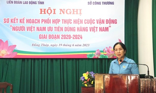 Bà Nguyễn Thị Thu Ba, Phó Chủ tịch Liên đoàn Lao động tỉnh Đồng Tháp phát biểu kết luận hội nghị. Ảnh: Lưu Hùng