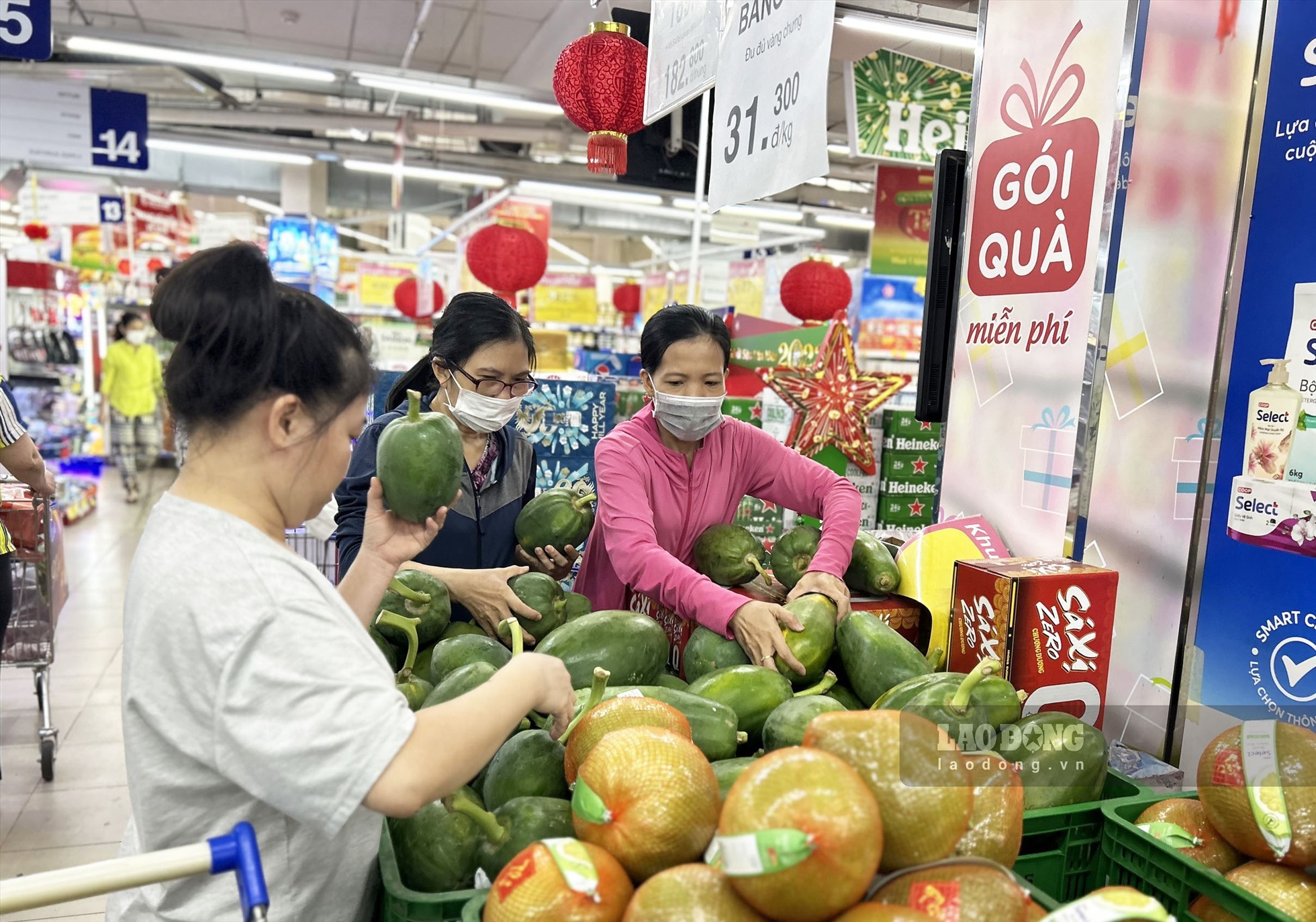 Người dân mua sắm trong siêu thị tại TPHCM. Ảnh: Ngọc Lê