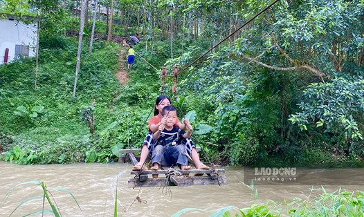 Người dân xóm Bình Sơn, xã Cúc Đường (Võ Nhai, Thái Nguyên) đánh cược sự an toàn khi vượt suối bằng sợi cáp treo tự chế. Ảnh: Kiên Nguyễn