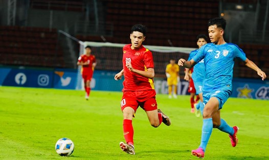 U17 Việt Nam (đỏ) chạm trán U17 Nhật Bản ở lượt trận 2 giải U17 châu Á 2023. Ảnh: VFF
