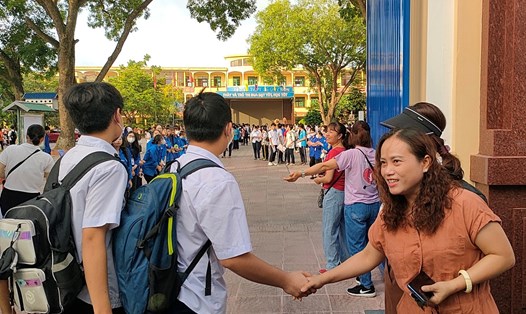 Cô giáo Phạm Thanh Vân - Trường THCS Đằng Lâm (Hải An, Hải Phòng) có mặt tại điểm thi Trường THPT Lê Quý Đôn từ rất sớm để cổ vũ học trò. Ảnh: Mai Dung