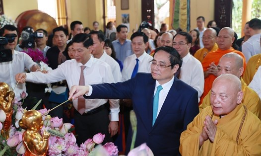 Thủ tướng Phạm Minh Chính và các Chư tôn Giáo phẩm cùng các đại biểu thực hiện nghi thức Tắm Phật tại chùa Quán Sứ. Ảnh: TTXVN