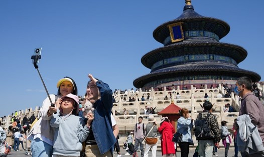 Du khách chụp ảnh tại Thiên Đàn ở Bắc Kinh, thủ đô của Trung Quốc. Ảnh: Xinhua