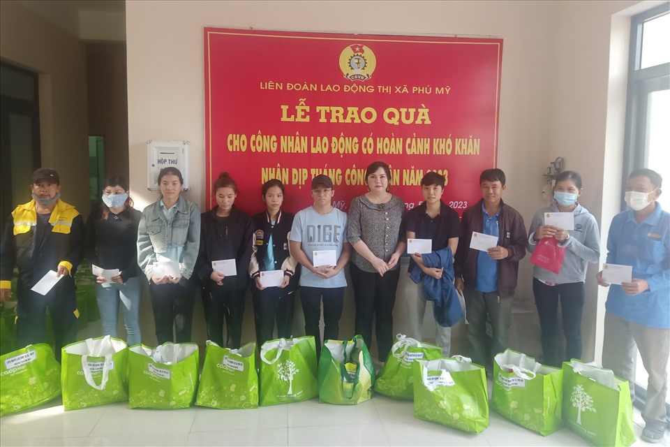 LĐLĐ Thị xã Phú Mỹ tổ chức trao các phần quà hỗ trợ cho người lao động hoàn cảnh khó khăn. Ảnh: Thành An