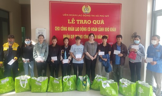 LĐLĐ Thị xã Phú Mỹ tổ chức trao các phần quà hỗ trợ cho người lao động hoàn cảnh khó khăn. Ảnh: Thành An