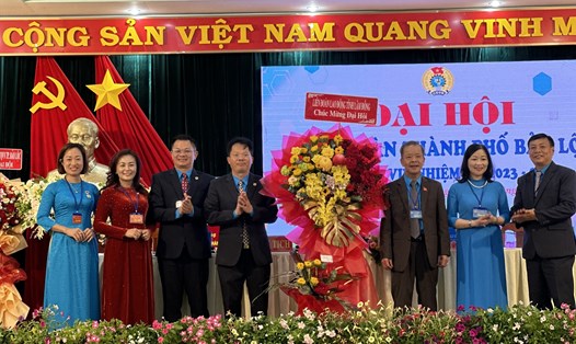Lãnh đạo LĐLĐ tỉnh Lâm Đồng tặng hoa, chúc mừng Đại hội Công đoàn thành phố Bảo Lộc. Ảnh: Hồng Hạnh