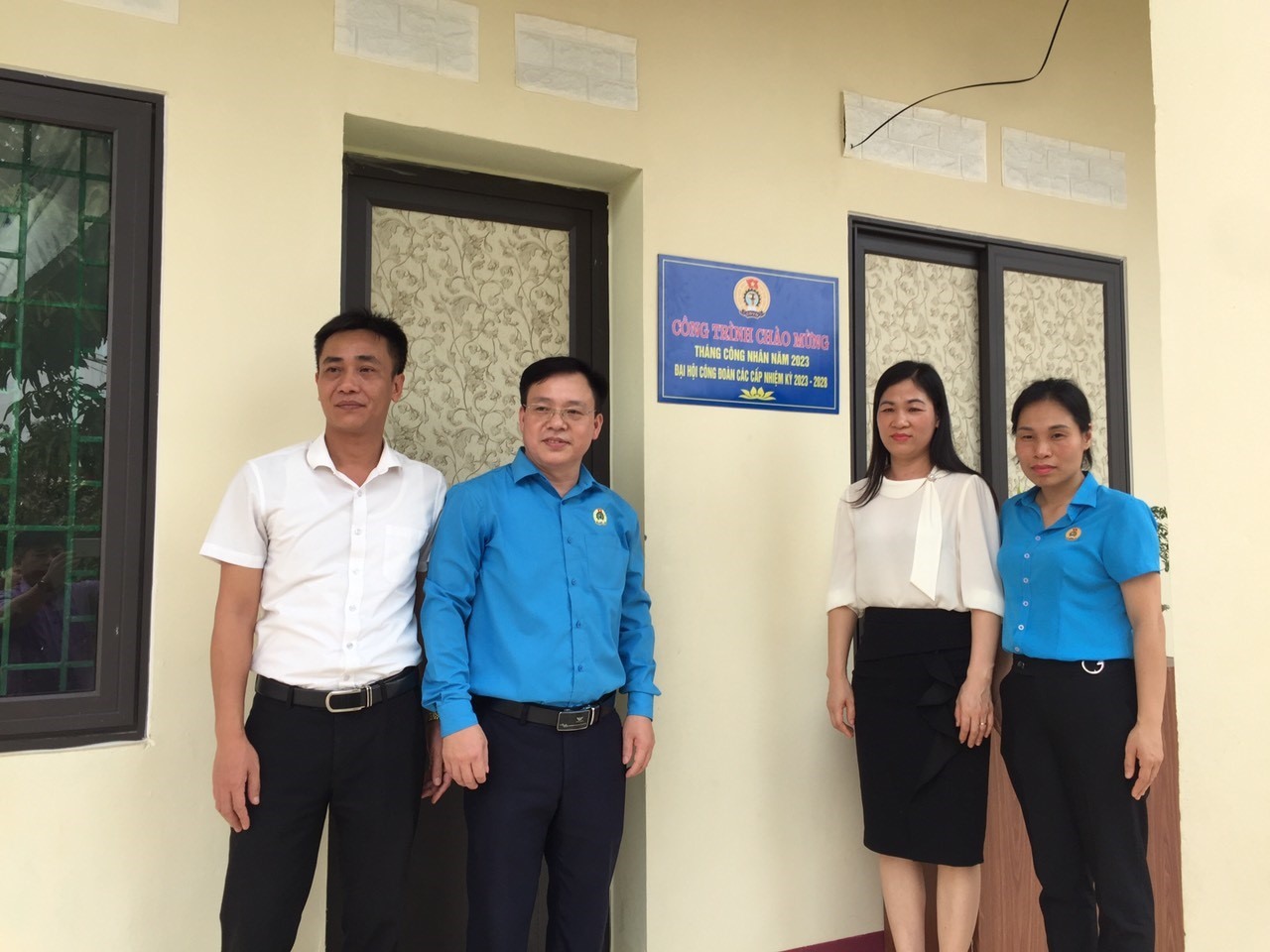 Gắn biển Công trình “Nhà ở tập thể giáo viên” Trường THPT Văn Miếu chào mừng Đại hội lần thứ XVIII Công đoàn Giáo dục tỉnh Phú Thọ. Ảnh: CĐGD Phú Thọ