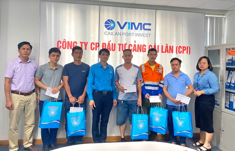 Lãnh đạo Công đoàn Tổng Công ty Hàng hải Việt Nam tặng quà công nhân có hoàn cảnh khó khăn. Ảnh: Công đoàng Hàng hải VN