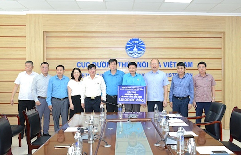 Lãnh đạo Công đoàn Giao thông Vận tải Việt Nam trao quà cho đại diện người lao động. Ảnh: Công đoàn GTVTVN