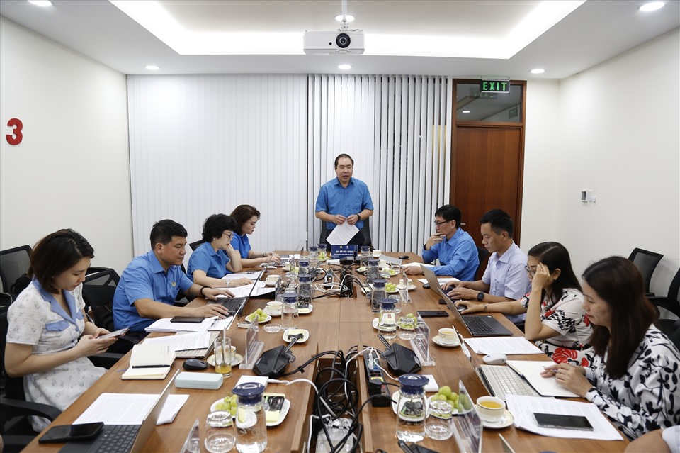 Ông Đỗ Đức Hùng - Chủ tịch Công đoàn Điện lực Việt Nam, Trưởng đoàn giám sát - phát biểu kết luận tại buổi làm việc. Ảnh: Công đoàn ĐLVN