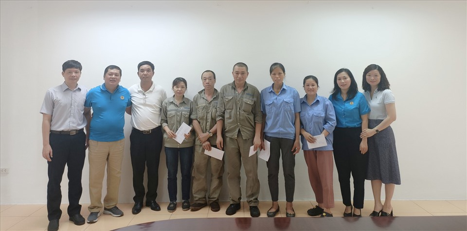 Trao hỗ trợ cho người lao động Tổng Công ty Cơ điện Xây dựng - CTCP. Ảnh: Cao Thanh Huyền